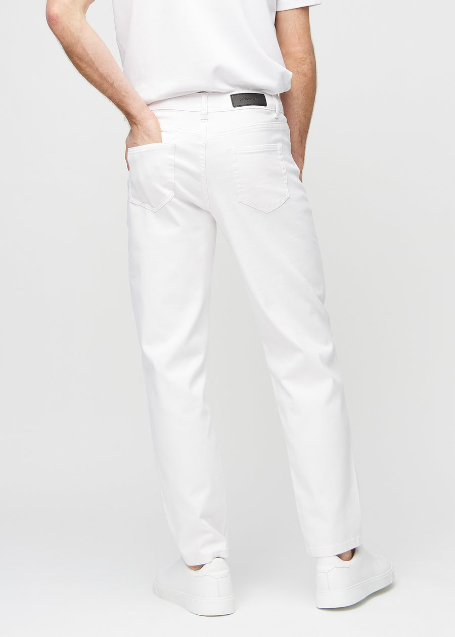 Weiße regular jeans von hinten gesehen, damit man das gesamte Produkt sehen kann.