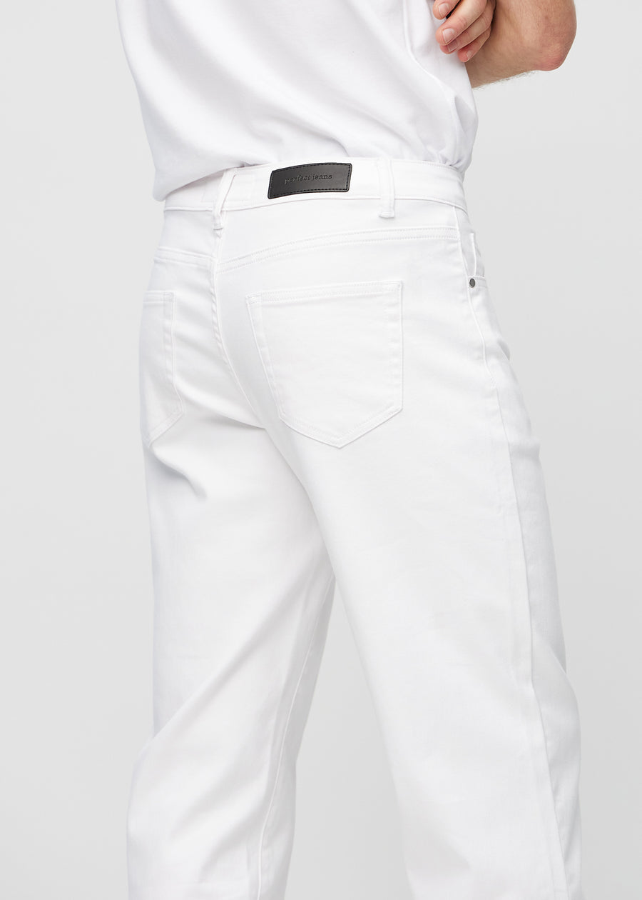 Weiße regular jeans von hinten aus der Nähe gesehen, um Details zu zeigen.