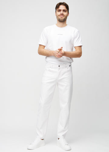 Ganzkörperbild eines Models in weißen regular jeans.