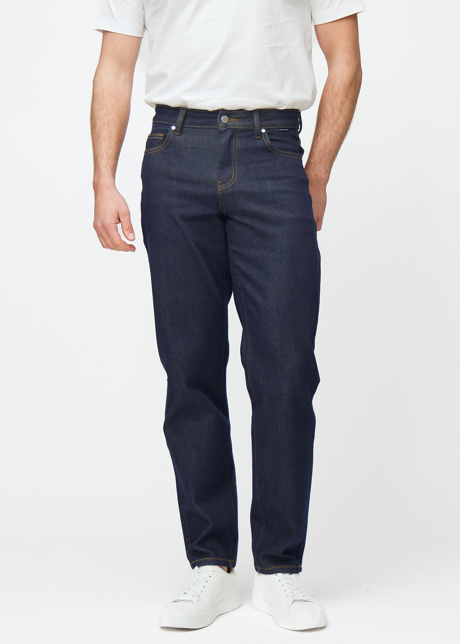 Tief dunkelblaue Denim jeans für Herren in der Farbe Midnights mit regular Passform, die natürlich an der Hüfte sitzt und an den Beinen Luft lässt, von vorn gesehen.