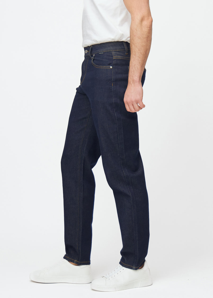 Tief dunkelblaue Denim jeans für Herren in der Farbe Midnights mit regular Passform, seitlich am Model gesehen.