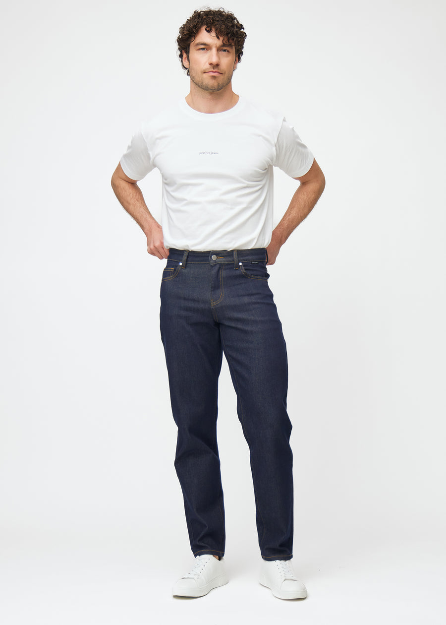 Ganzkörperbild eines Models in tief dunkelblauer Denim jeans für Herren in der Farbe Midnights mit regular Passform.