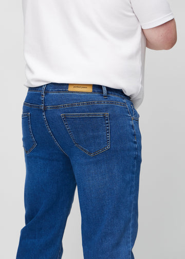 Dunkelblauer Denim regular jeans von hinten aus der Nähe an einem Plus-Size-Model gesehen, um Details zu zeigen.