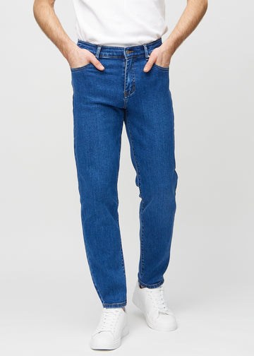 Dunkelblauer Denim regular jeans, Modellname Oceans, der gerade am Bein herunterfällt, von vorne gesehen.
