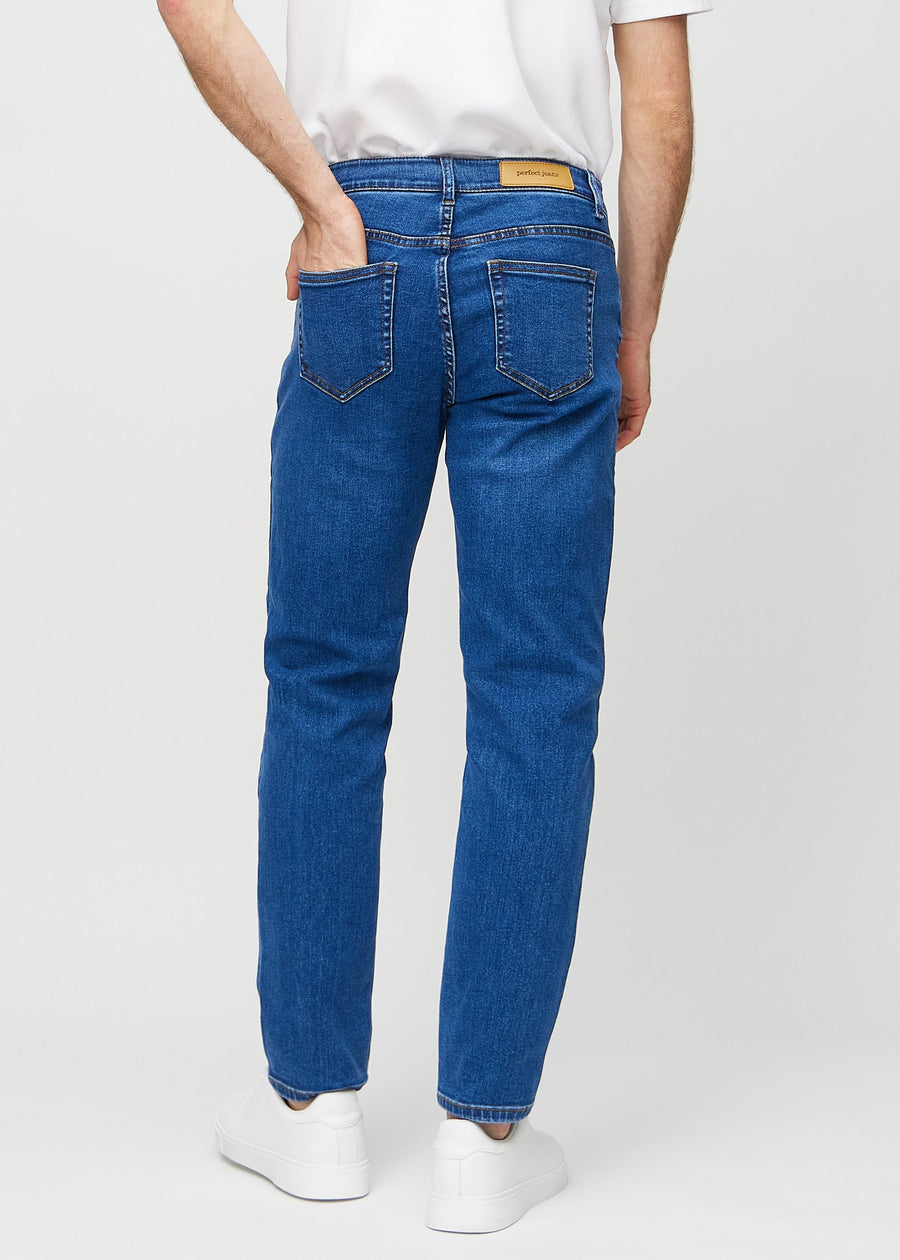 Dunkelblauer Denim regular jeans von hinten gesehen, sodass man das gesamte Produkt sehen kann.