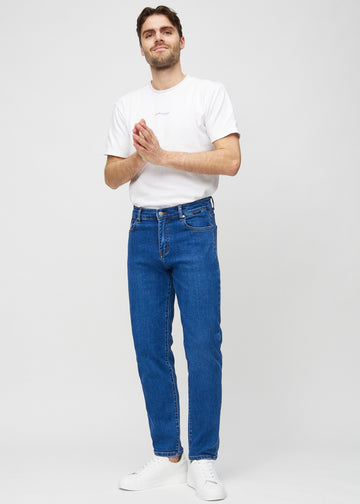 Ganzkörperbild eines Models in dunkelblauem Denim regular jeans.