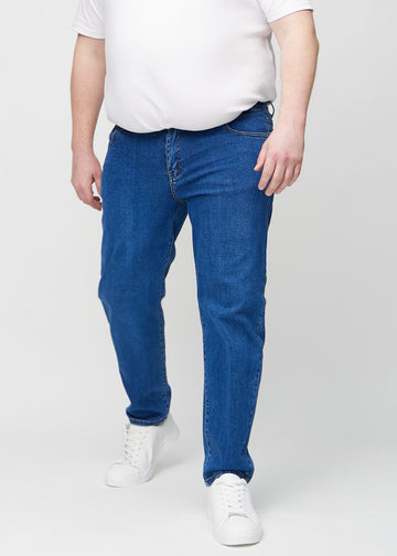 Dunkelblauer Denim regular jeans, Modellname Oceans, der gerade am Bein einer Plus-Size-Model herunterfällt, von vorne gesehen.