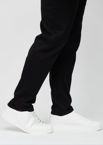 Die Knöchel eines Plus-Size-Models, damit man sehen kann, wie locker die Jeans sitzt.