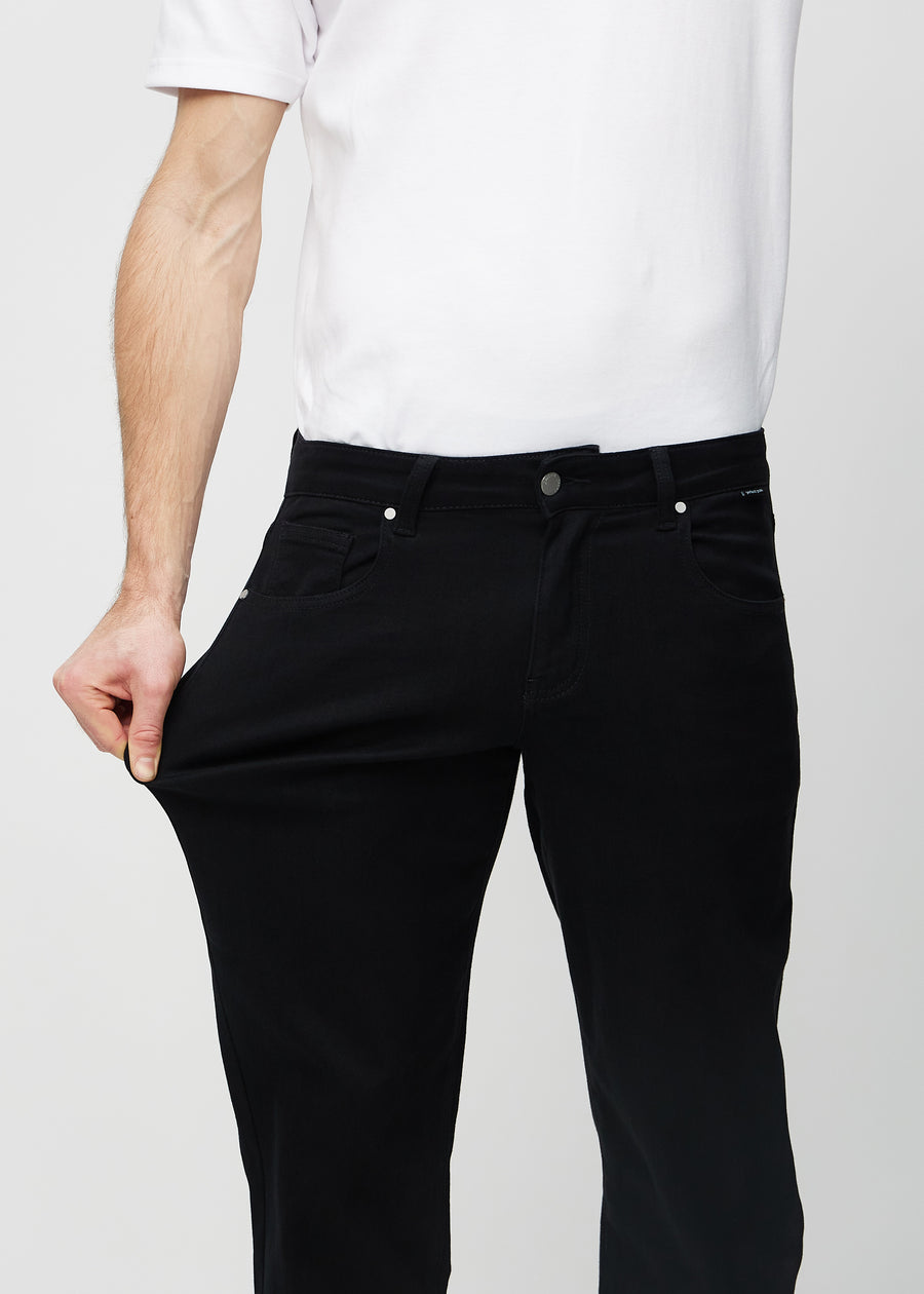 Das Model zieht die Jeans am Oberschenkel auseinander, um den Stretch zu zeigen.