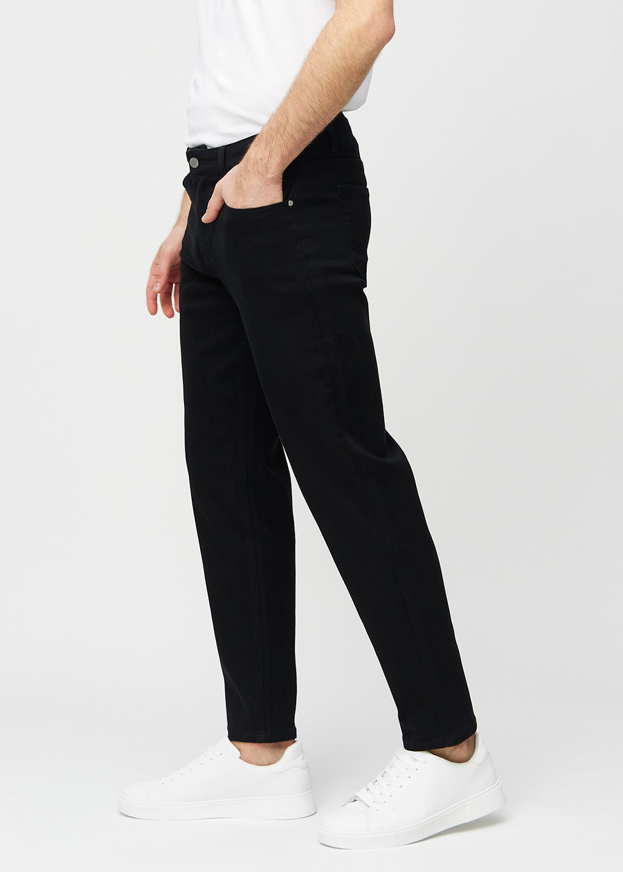 Schwarze regular jeans von der Seite an einem Model gesehen.