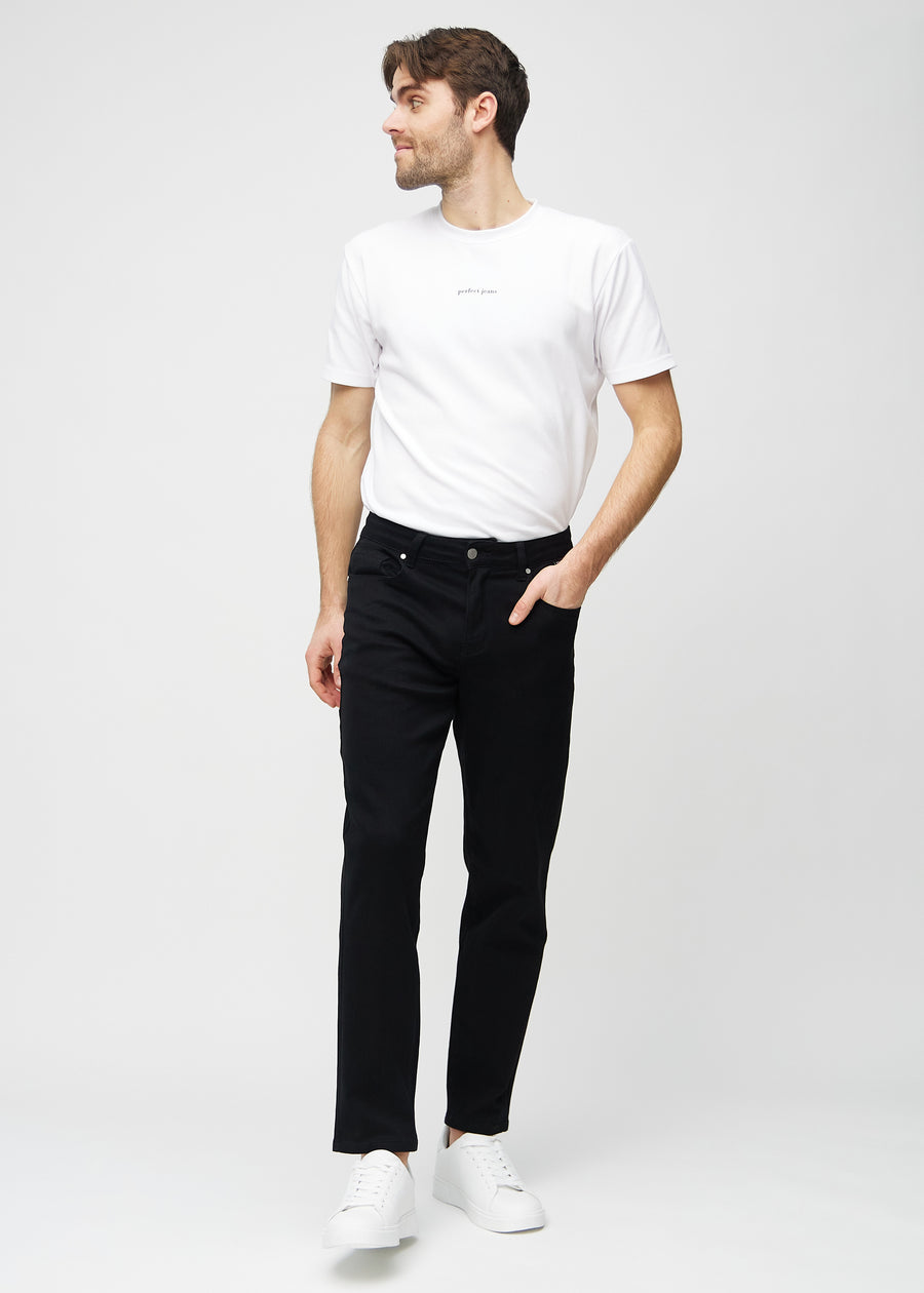 Ganzkörperbild eines Models in schwarzen regular jeans.
