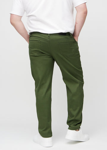 Dunkelgrüne regular jeans von hinten an einem Plus-Size-Model gesehen, damit man das ganze Produkt sehen kann.