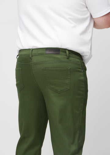 Dunkelgrüne regular jeans von hinten aus der Nähe an einem Plus-Size-Model gesehen, um Details zu zeigen.