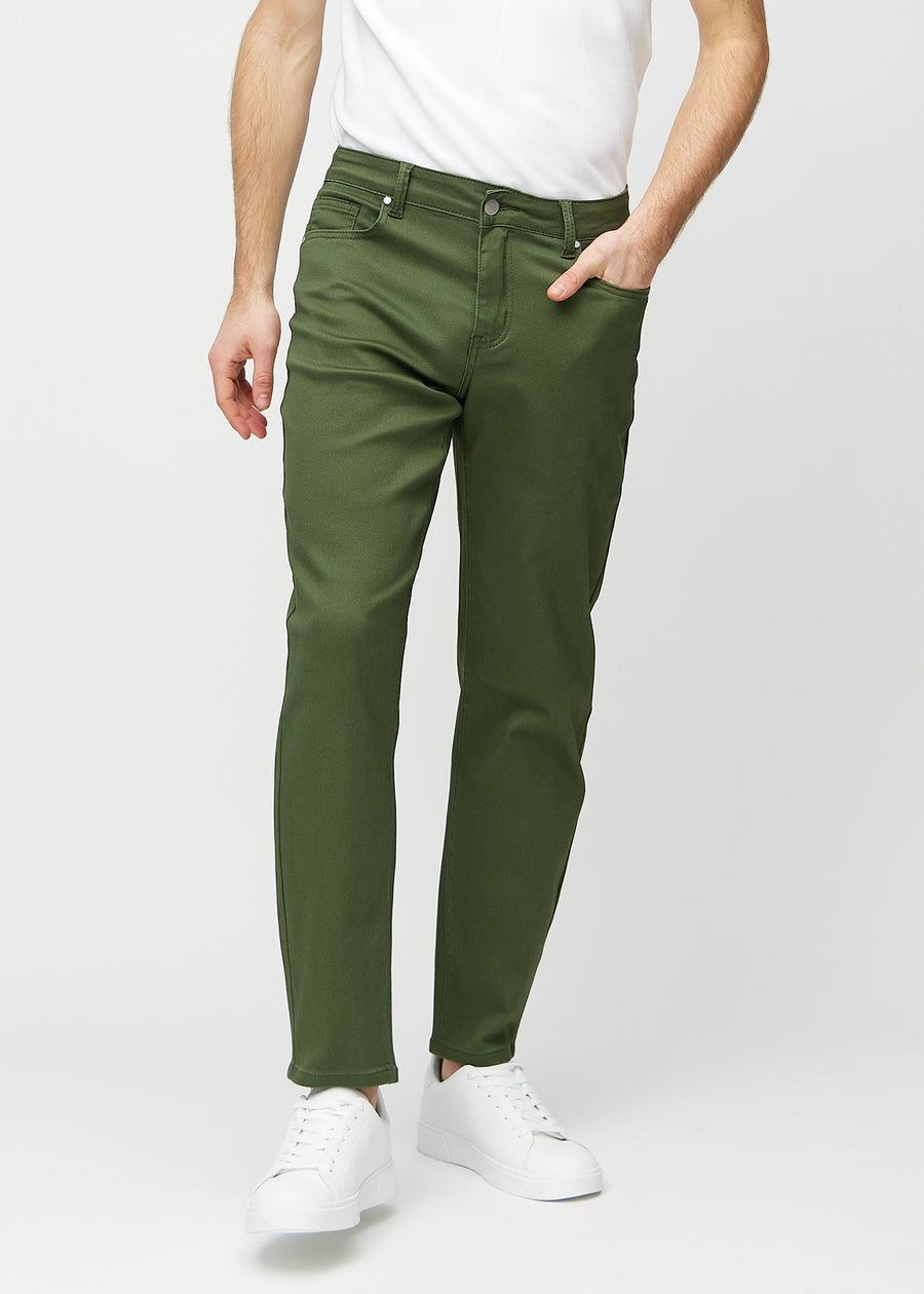 Dunkelgrüne regular jeans, Modellname Renewals, die gerade am Bein herunterfallen, von vorn gesehen.