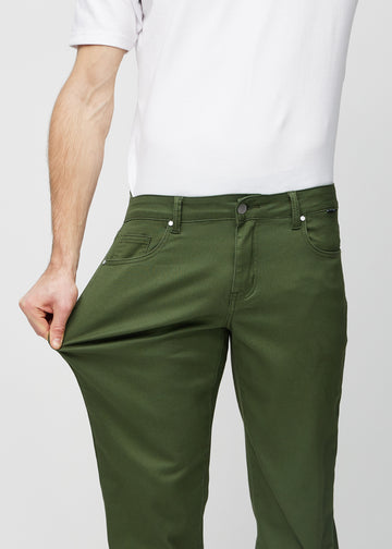 Das Model zieht die Jeans am Oberschenkel auseinander, um den Stretch zu zeigen.