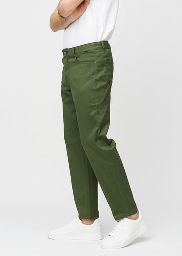 Dunkelgrüne regular jeans von der Seite am Model gesehen.