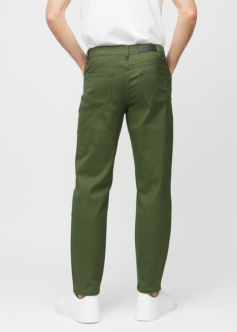 Dunkelgrüne regular jeans von hinten gesehen, damit man das ganze Produkt sehen kann.