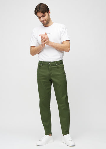 Ganzkörperbild eines Models in dunkelgrünen regular jeans.
