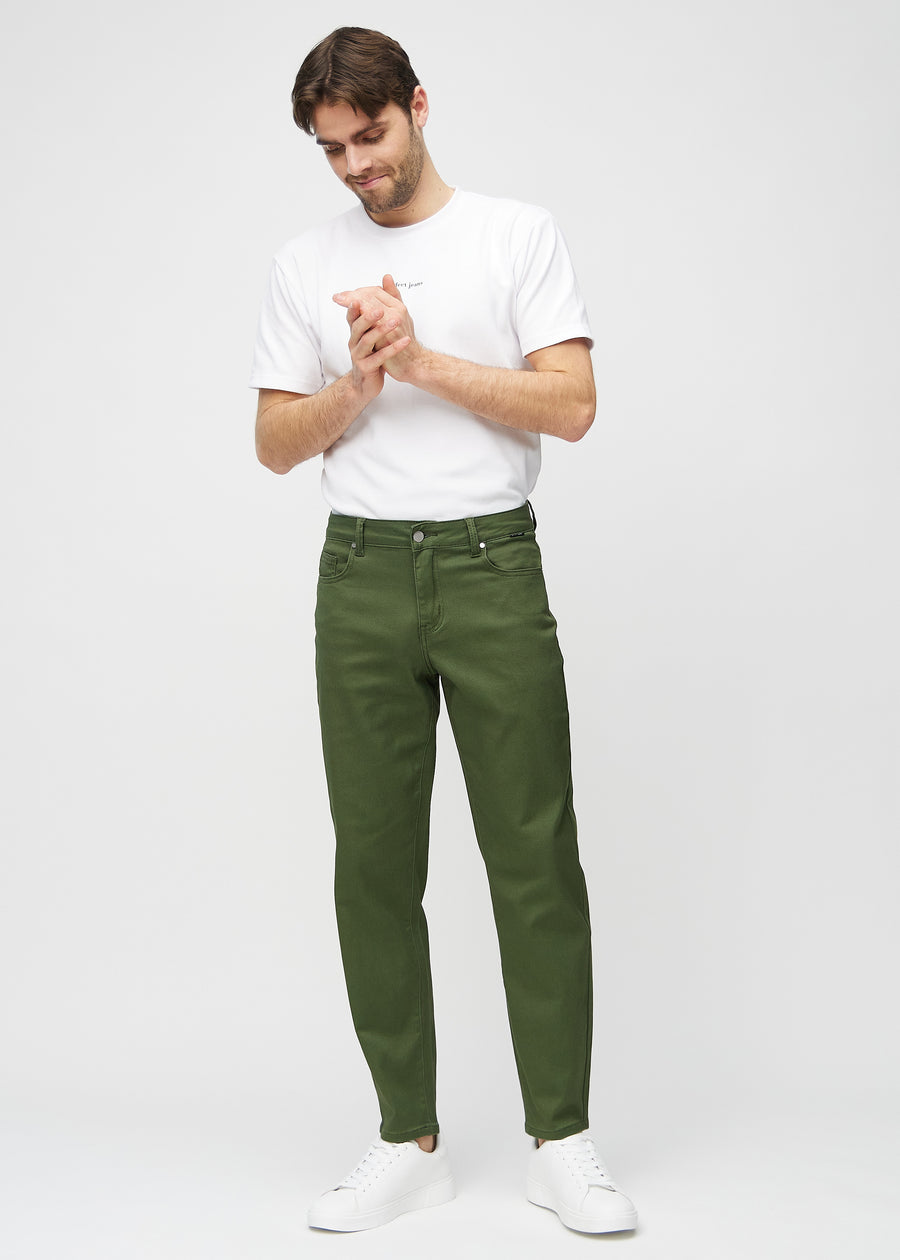 Ganzkörperbild eines Models in dunkelgrünen regular jeans.
