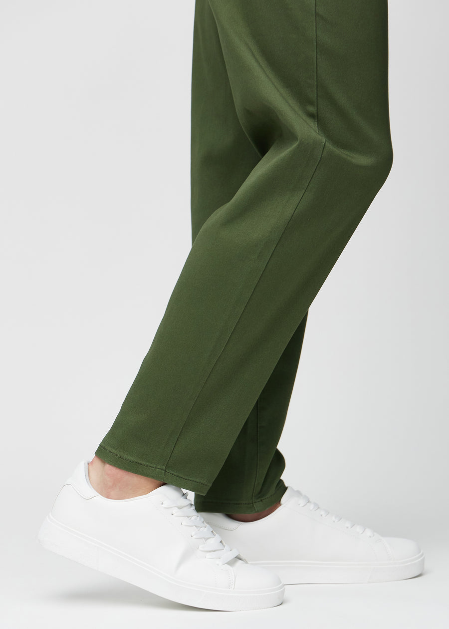 Die Knöchel eines Models, damit man sehen kann, wie locker die Jeans sitzen.