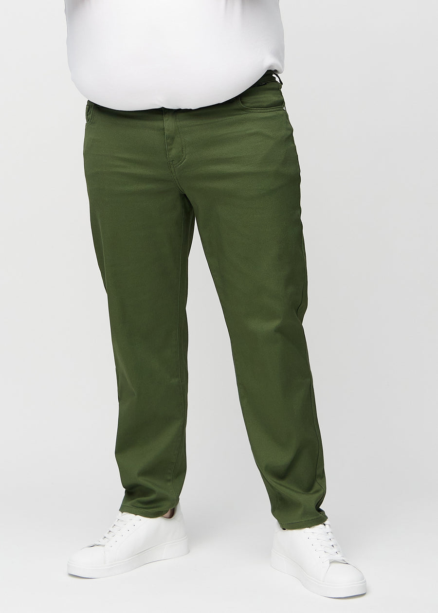 Dunkelgrüne regular jeans, Modellname Renewals, die an einem Plus-Size-Model gerade am Bein herunterfallen, von vorn gesehen.