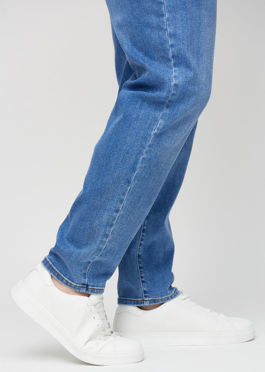 Die Knöchel eines Plus-Size-Models, damit man sehen kann, wie locker die Jeans sitzt.