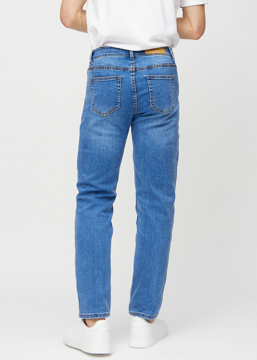 Denim regular jeans von hinten gesehen, damit man das gesamte Produkt sehen kann.