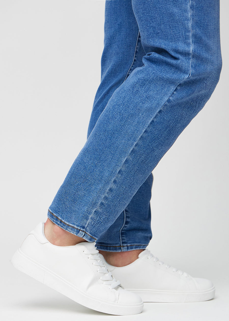 Die Knöchel eines Models, damit man sehen kann, wie locker die Jeans sitzt.