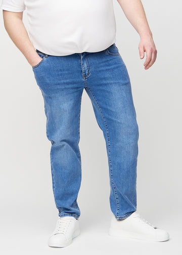 Denim regular jeans, Modellname Rivers, das am Bein gerade nach unten verläuft, an einem Plus-Size-Model von vorne gesehen.