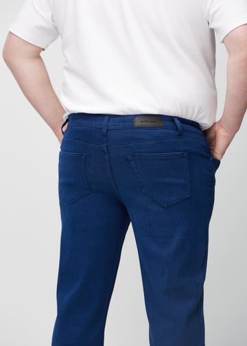 Dunkelblaue regular jeans von hinten aus der Nähe an einem Plus-Size-Model gesehen, um Details zu zeigen.