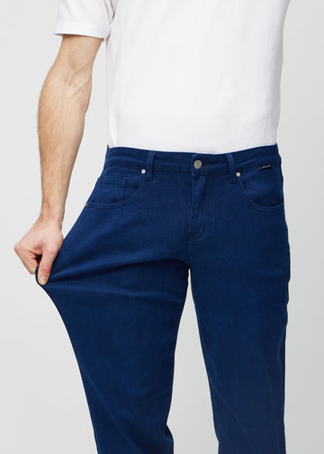 Das Model zieht die Jeans am Oberschenkel auseinander, um den Stretch zu zeigen.