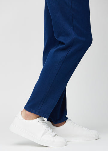 Die Knöchel eines Models, damit man sehen kann, wie locker die Jeans sitzt.