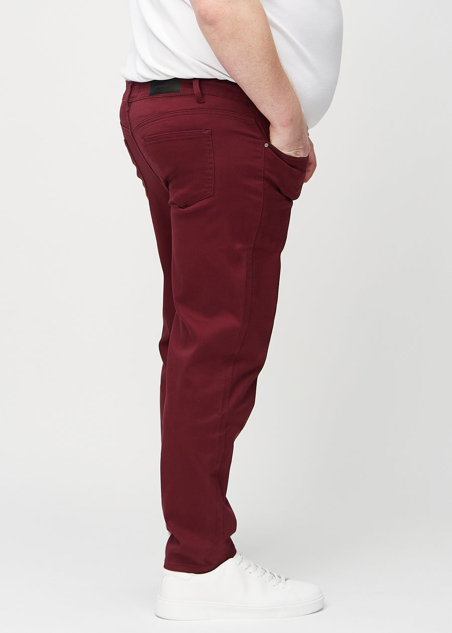Dunkelrote regular jeans, seitlich an einem Plus-Size-Model gesehen.