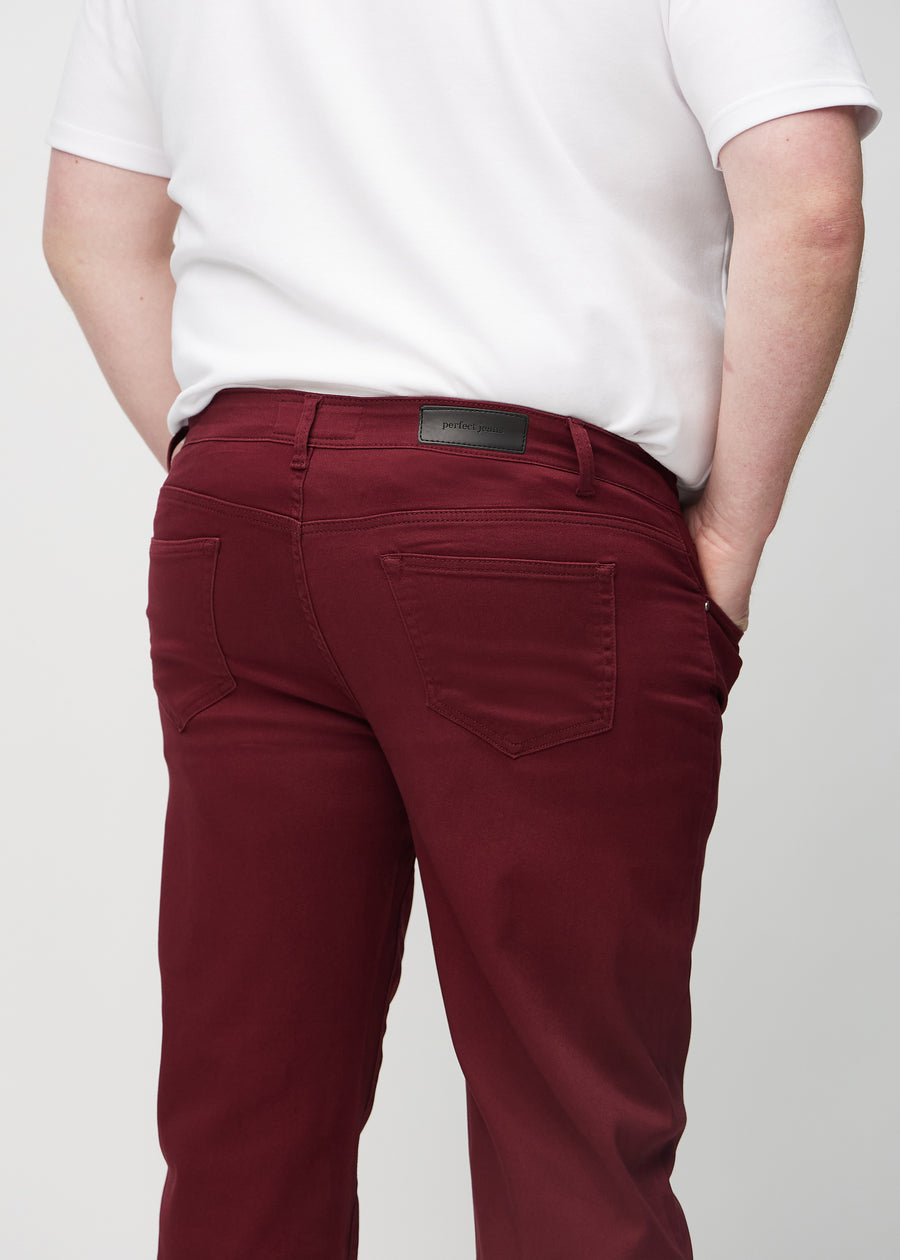 Dunkelrote regular jeans von hinten aus der Nähe an einem Plus-Size-Model gesehen, um Details zu zeigen.