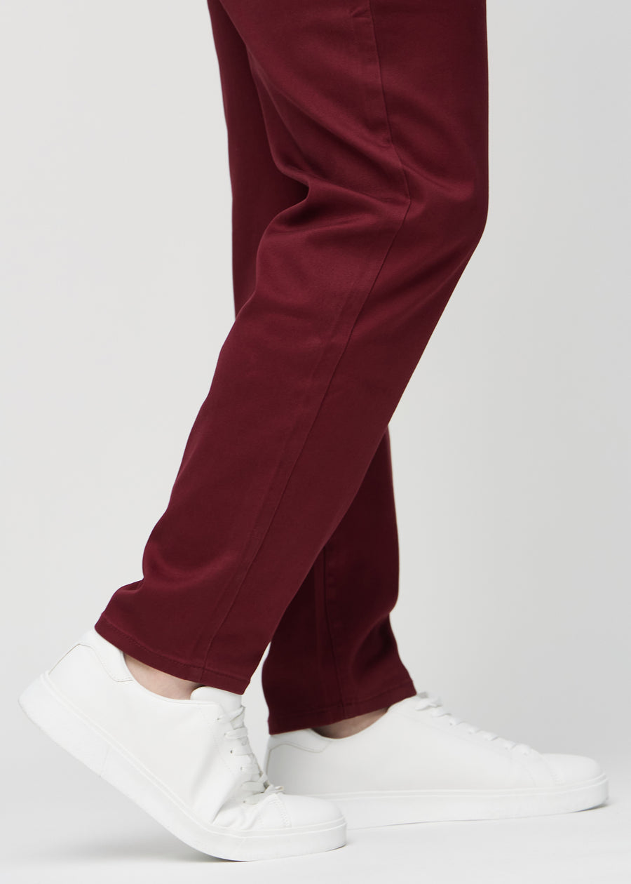 Die Knöchel eines Plus-Size-Models, damit man sehen kann, wie locker die Jeans sitzt.