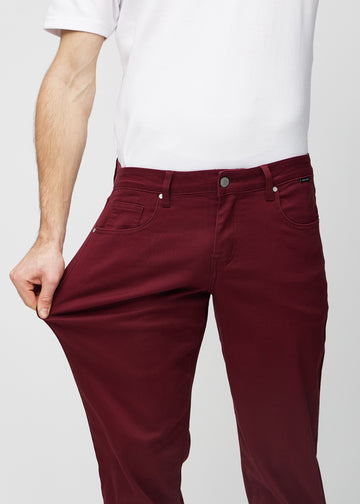 Das Model dehnt die Jeans am Oberschenkel, um den Stretch zu zeigen.