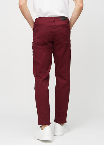 Dunkelrote regular jeans von hinten gesehen, sodass man das gesamte Produkt sehen kann.