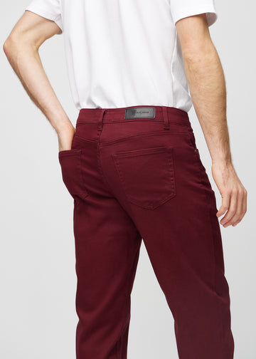 Dunkelrote regular jeans von hinten aus der Nähe gesehen, um Details zu zeigen.