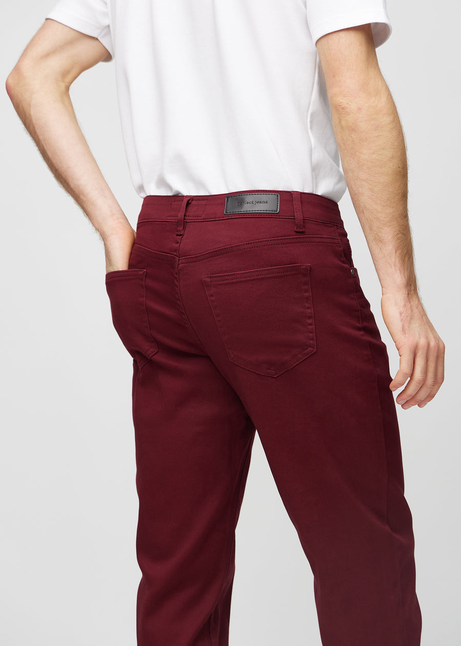 Dunkelrote regular jeans von hinten aus der Nähe gesehen, um Details zu zeigen.