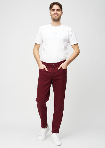 Ganzkörperbild eines Models in dunkelroten regular jeans.