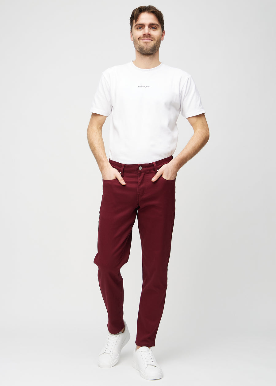 Ganzkörperbild eines Models in dunkelroten regular jeans.