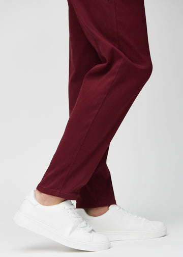 Die Knöchel eines Models, damit man sehen kann, wie locker die Jeans sitzt.