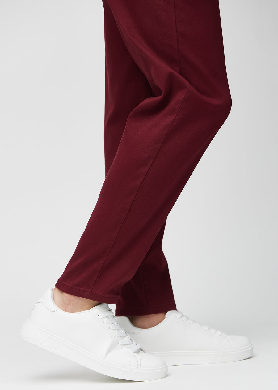 Die Knöchel eines Models, damit man sehen kann, wie locker die Jeans sitzt.