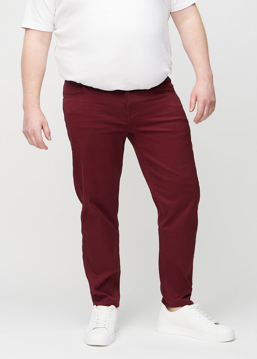 Dunkelrote regular jeans, Modellname Santas, die am Bein gerade nach unten verlaufen, an einem Plus-Size-Model von vorne gesehen.