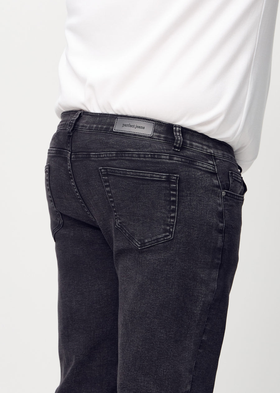 Dunkelgrauer Denim regular jeans von hinten aus der Nähe an einem Plus-Size-Model gezeigt, um Details zu zeigen.