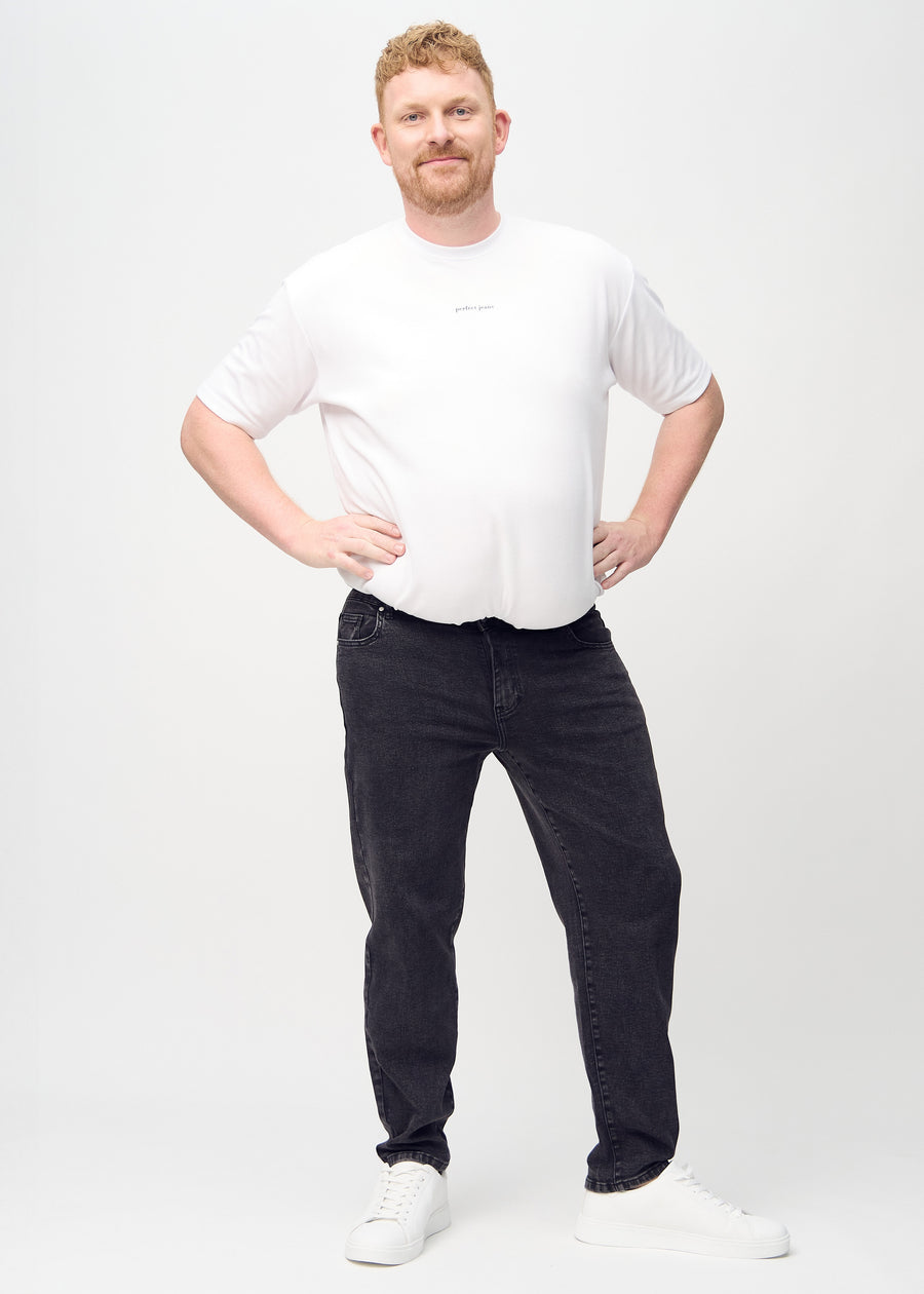 Ganzkörperbild eines Plus-Size-Models in dunkelgrauem Denim regular jeans.