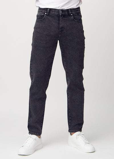 Dunkelgrauer Denim regular jeans, Modellname Shadows, der am Bein gerade nach unten verläuft, von vorne gesehen.