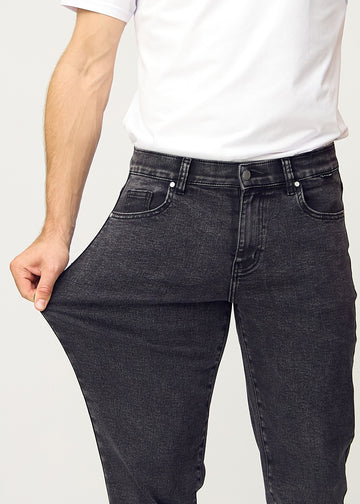 Das Model zieht die Jeans am Oberschenkel auseinander, um den Stretch zu zeigen.