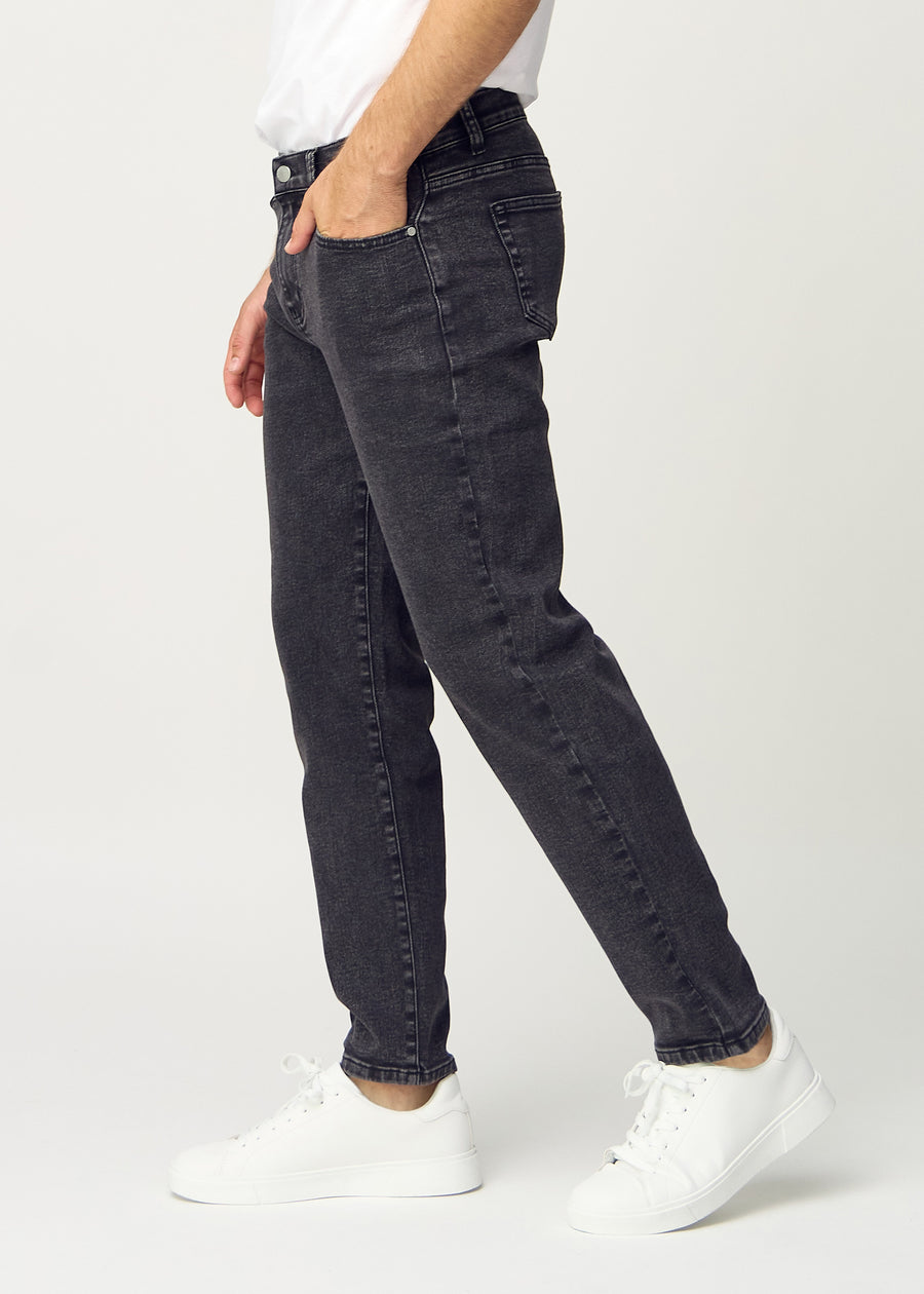 Dunkelgrauer Denim regular jeans von der Seite am Model gezeigt.