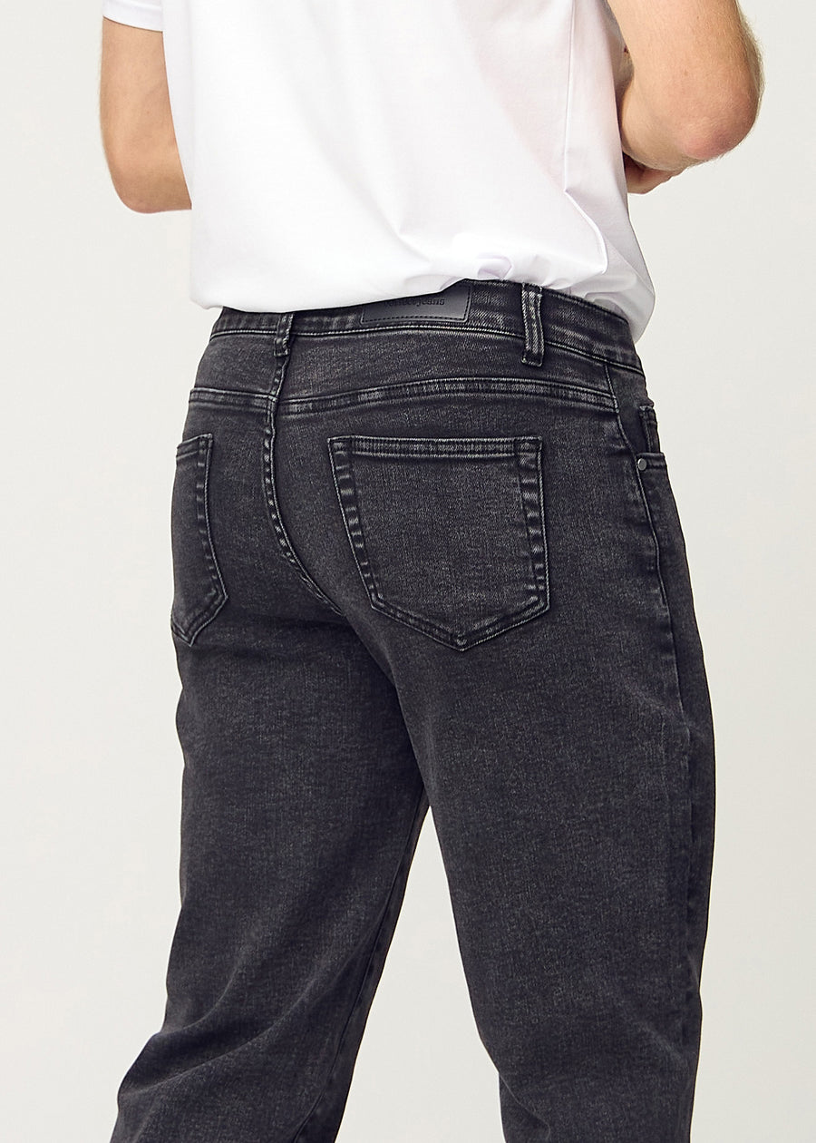 Dunkelgrauer Denim regular jeans von hinten aus der Nähe gezeigt, um Details zu zeigen.